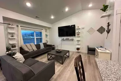 Image de 3rd floor condo in Providence\n\n