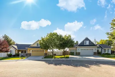 Image de 2 Properties, Pool Access, Sleeps up to 28 Guests!