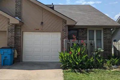 Image de Fully furnished+utilities 2/1. 5 Duplex with 1 car garage. Pet friendly!