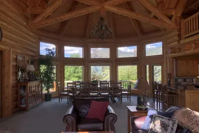 Image de The Lodge. A large but cozy cabin in the beautiful city of Oakley.