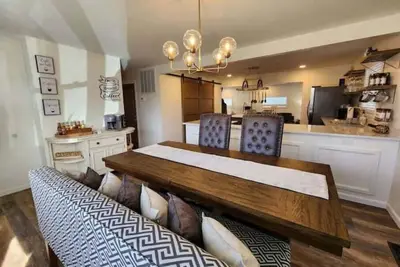 Image de Upscale 2 Bed Home near Ind. Park, Shopping, & Upj