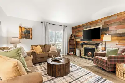 Image de Central Cabin Condo - Walk-In!