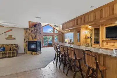 Image de Lakefront Penthouse Retreat: Stunning Views, Bar, Golf & Fun on Castle Rock Lake