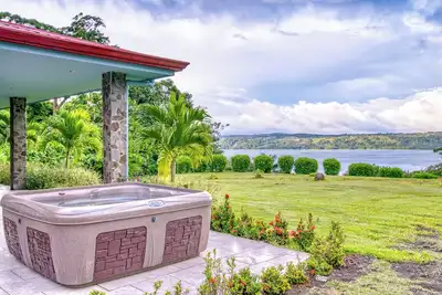 Image de Stunning Lake & Volcano Views - Hot Tub!