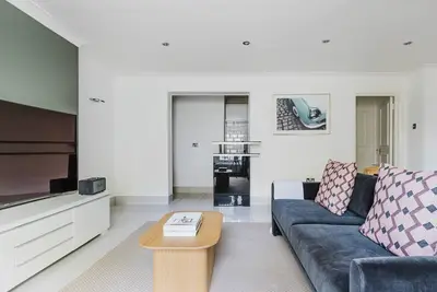Image de Stylish Kensington 2br w\/ Private Garden, nr Restaurants, by Blueground