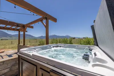 Image de New! Private Hot Tub | Dog Friendly | Summer Retreat in Paradise Valley!