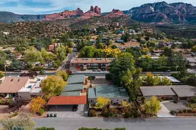 Image de Experience Sedona Haven: a cozy 2br retreat in Uptown with stunning red rock views.