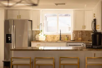 Image de Beautiful 4 Bed 3 Bath Renovated Furnished House S Hsv  2 Car Garage Non Smoking