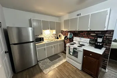 Image de Yellow House with the Red Door - 5 minute drive to Catoosa Hardrock Casino!