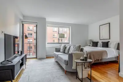 Image de Airy Chelsea Studio w/ Elevator & W/D, nr Union Square, by Blueground