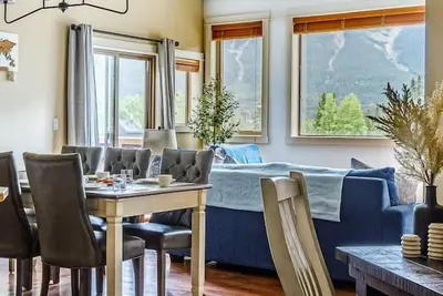 Image de \"Rundle Vista\" at Canmore Crossing