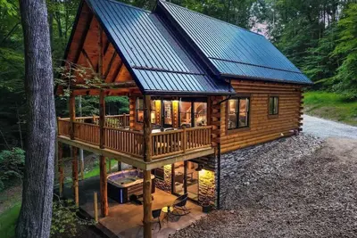 Image de Luxe Log Cabin | Hot Tub, Fire Pit, Dog Friendly!
