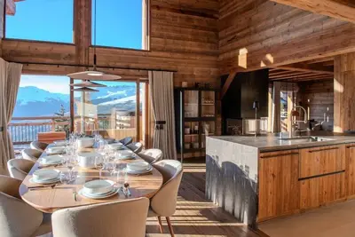 Image de Luxury 10 person, 5 bedroom chalet with hot tub, sauna and steam room.