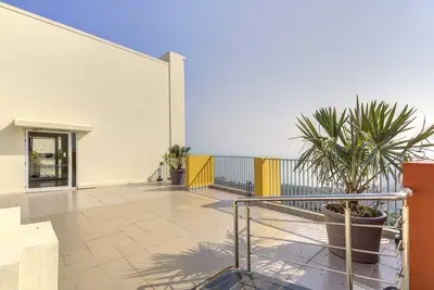Image de 5km Goi Arport| Two 50\" Tv| Resort Style amenities