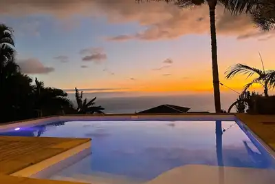 Image de Villa * The View* vue mer piscine jacuzzi!