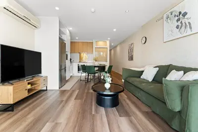 Image de 2br Cbd Apt. Swimming Pool/Sauna/Spa/Cbd