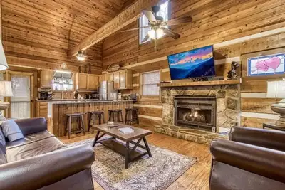Image de Adorable 2br log cabin with hot tub and foosball!