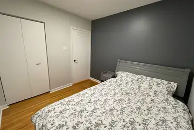 Image de Exquisite residence features! minutes to transit, huge backyards