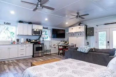 Image de Cozy cottage overlooking Talahi Lake in Savannah Ga with a pirate ship clubhouse