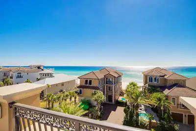 Image de Rooftop Deck and Outdoor Kitchen - Beach Views - Across the Street from Beach