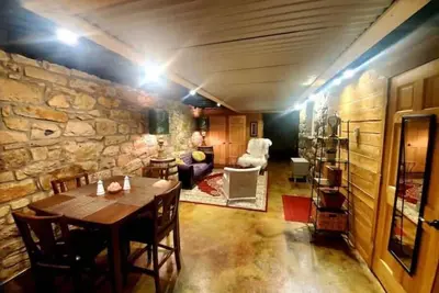 Unique Speakeasy Themed Studio in Uptown Butte\n\n