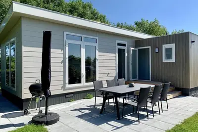 Rustig Gelegen, Kindvriendelijk Luxe Chalet met Uitzicht Over de Noord Bevelandse Polders