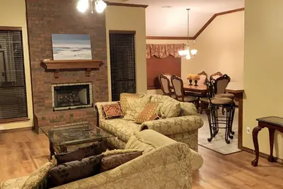 Image de Spacious Oasis - 4 Bdrm Top Luxury Home in Edmond! \n