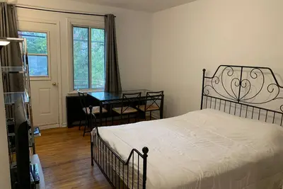 Image de At the center of Montreal, 3 rooms apartment beside Plaza Cote des Neiges.