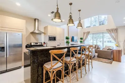 Image de 5 minutes to Disneyworld's parks! 3 bed\/3, 5 bath villa sleeps 6