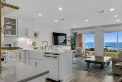 Image de Spectacular First Floor “Beachfront”\nCONDO Completely Renovated On Crystal Beach