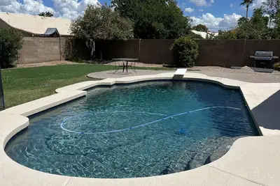 Image de Serene Desert Escape with diving pool & spacious backyard