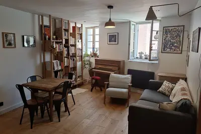 Image de Cozy three bedroom apartment located on a traffic free street in the Panier.