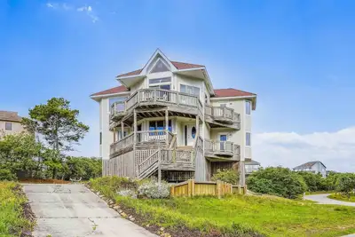 Crystal Sands -- Unique 5 Br in Southern Duck with Community Amenities