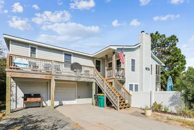 Tax D'Ducktion-- 6br Oceanside home in Downtown Duck with Pool