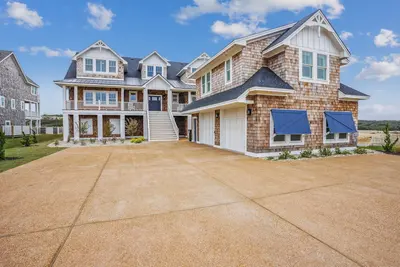 Image de Basnight -- Beautiful New Construction Oceanfront Home with Elevator, Theater, Gameroom and Ocean Views!