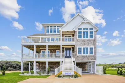 Image de Newbern - New Cons. Semi Oceanfront in Corolla with Fire Pit, Elevator, Hot Tub and More!