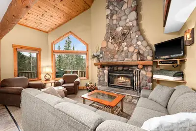 Image de Moose Mountain Cabin. Ski-in ski-out, five bedrooms, & a wood-burning fireplace!