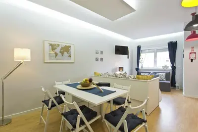 Image de 2 City Center Flats by HostWise