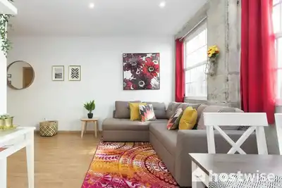 Image de 2 Colorful Fresh Flats | Batalha by HostWise