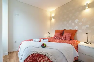 Image de Large Sunny Flats | Ace Location by HostWise