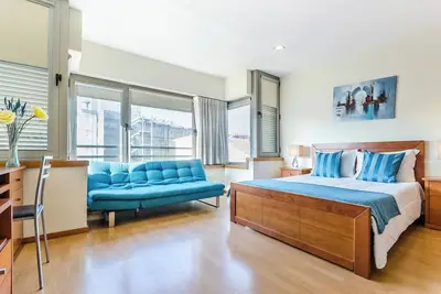 Image de Homely Central Flats w/ Terrace by HostWise