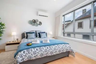 Image de Comfy Sunny Flats | Prime Location by HostWise