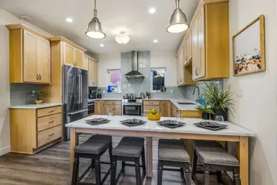 Image de 4 Br Spacious Home Next to Trails & Parks