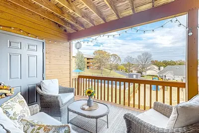 Image de Updated condo with covered balcony, on-site pools, golf, tennis, & grills