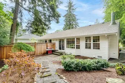 Stylish 2 Bedroom Home Close to Dt Kirkland & Redmond!