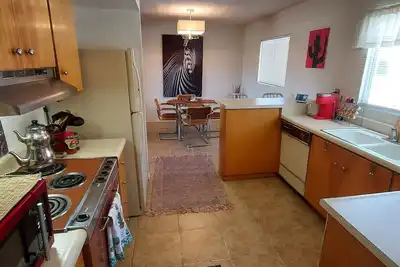 Image de Bright, Spacious Eastside Condo