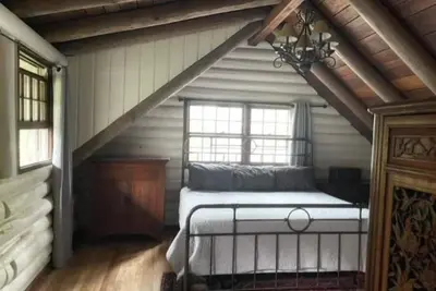 Image de Vintage log home on 2 acre rainforest property