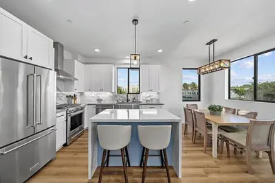 Image de Rooftop Home With Ocean View & Private Parking