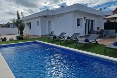 Image de \"Del Perro\"@Marisol : 300m de la plage, piscine privée, A/C, WiFi, plage pour chiens