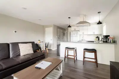 Image de Style and location. Full Kitchen/Laundry. Parking. \n\n